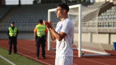 The 8th round HNL match between NK Varaždin and NK Osijek ended goalless, with police detaining two fans before kick-off...
